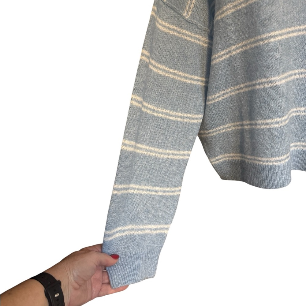 NWT American Eagle  Blue/White LIGHTWEIGHT V-Neck SPRING SWEATER   SMALL  #4 - Picture 5 of 13
